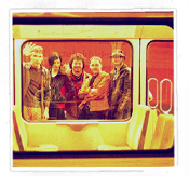 Band Ararat auf dem Bansteig aus der U-Bahn fotografiert.