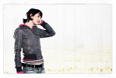 Portrait von Bia im Kornfeld